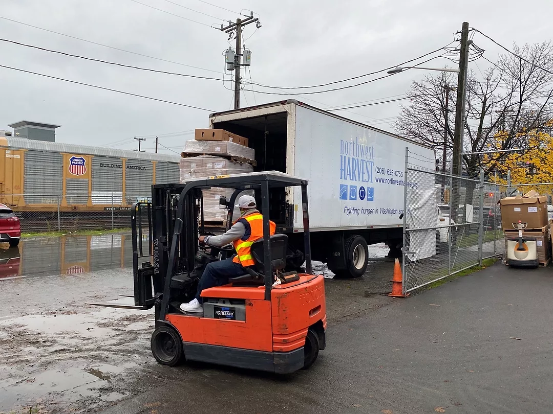 Northwest-Harvest.-Forklift-unloading-Foster-Farms-turkey-donations.jpg