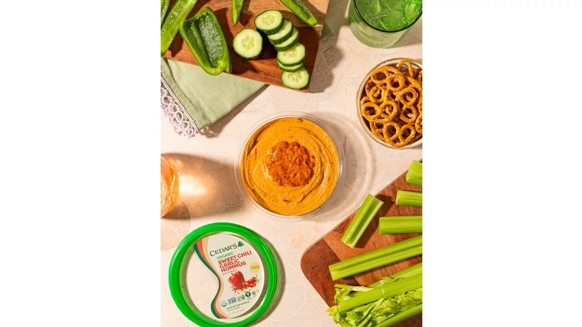 Cedar's Mediterranean Foods Topped Organic Garlic Sweet Chili Hommus