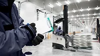 Cold Chain Logistics Evergreen Cold storage worker.