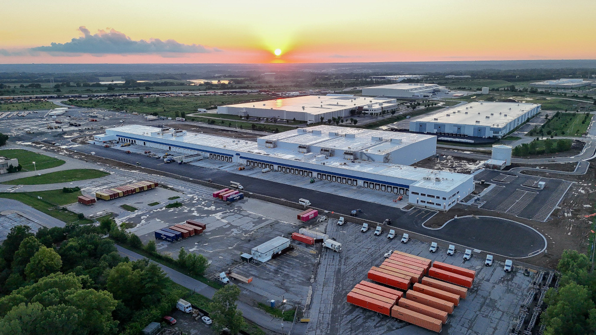 Overhead view Americold, the 335,000-square-foot facility in Kansas City.