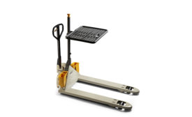 Crown hand pallet truck with load assist tray